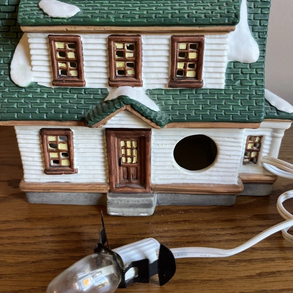 Heartland Valley Village House Cottage‎ Porcelain Lighted House Christmas O'Well